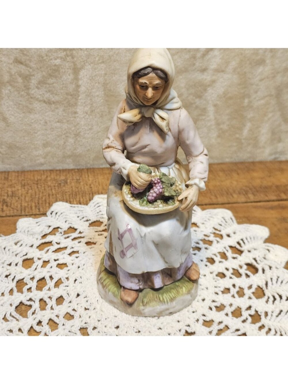 Porcelain Figurine Old Woman With Basket Of Grapes Homco #1433 Pastels Country